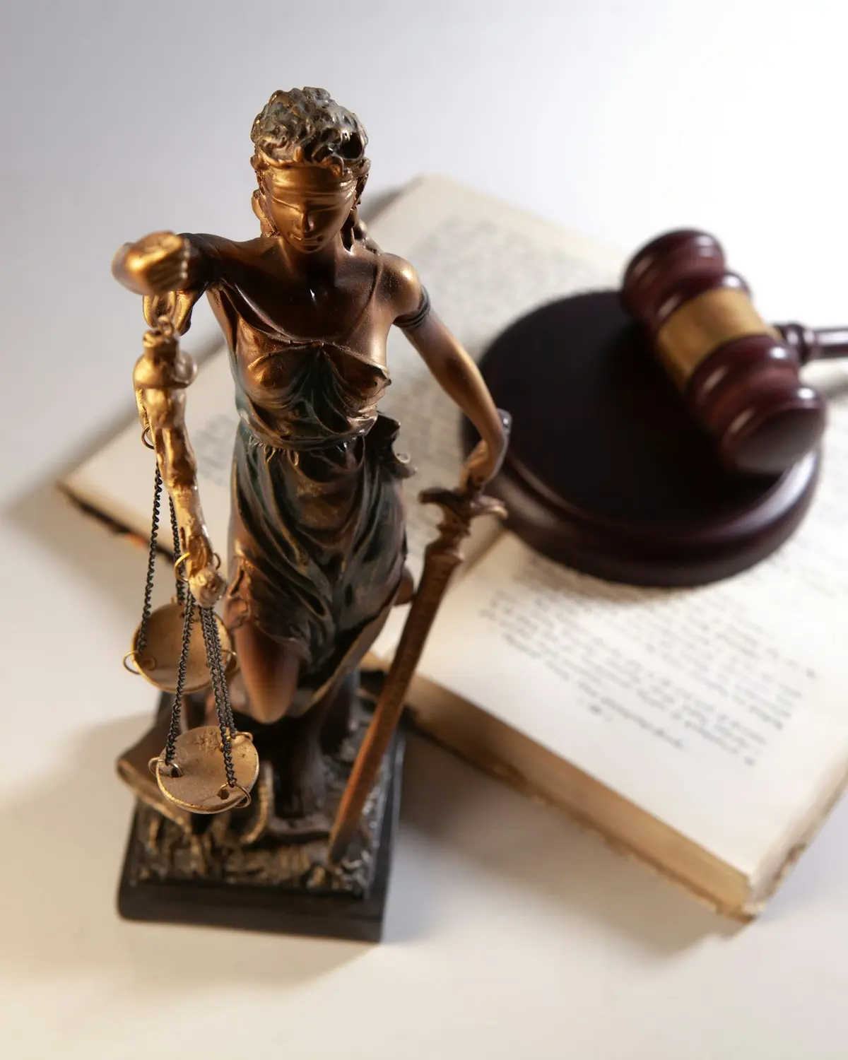 Statuja e drejtësisë dhe çekani i gjyqtarit