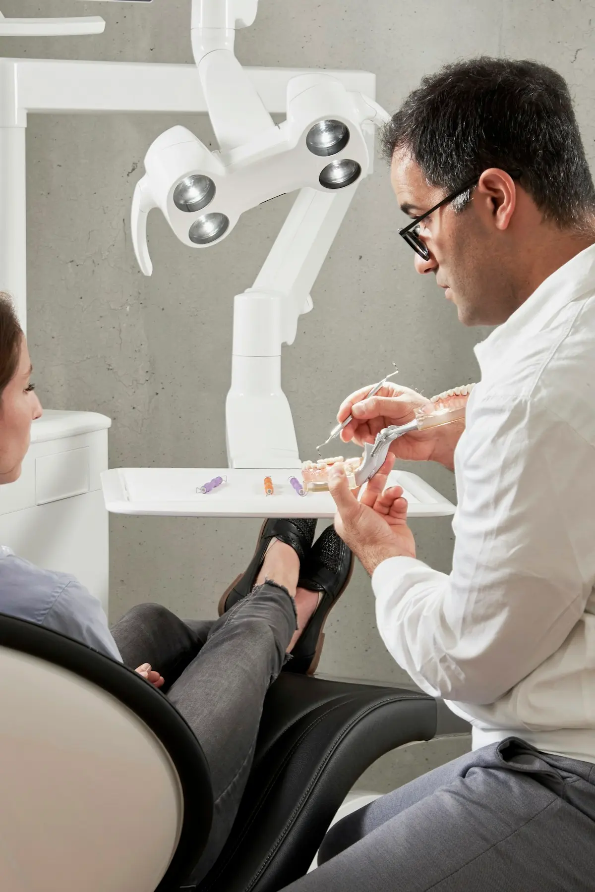 Dentisti i shpjegon pacientes trajtimin