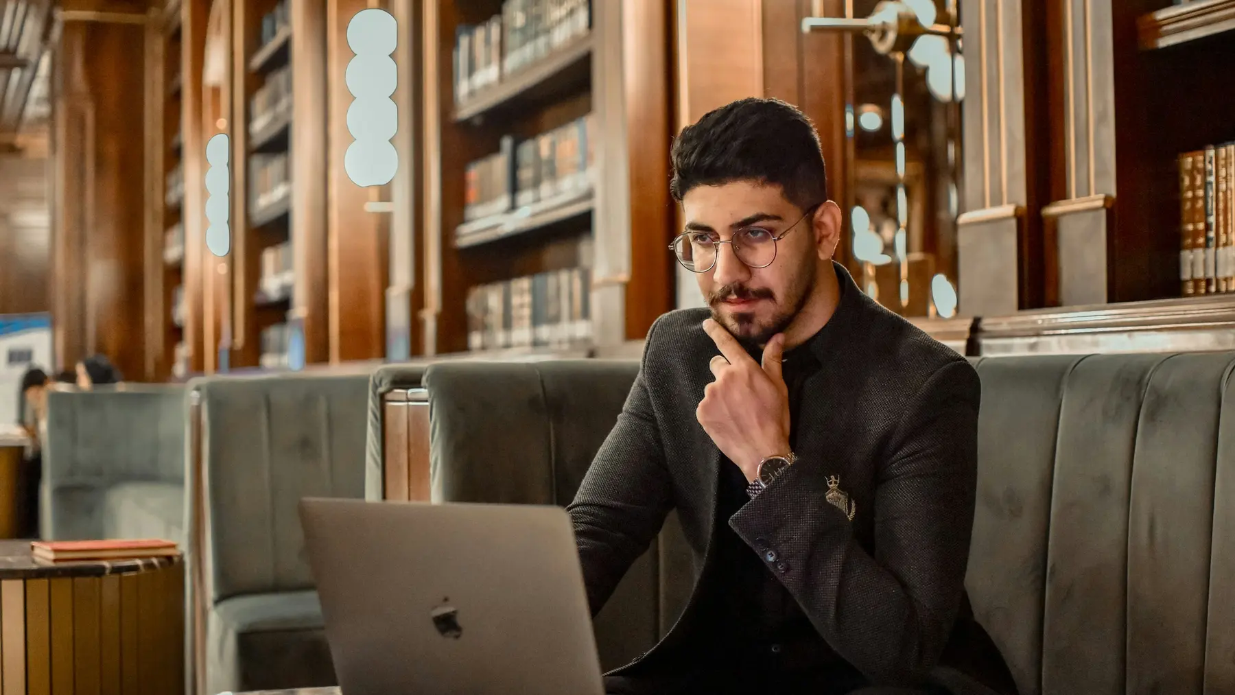 Pronari i biznesit pyet Zen365 AI nga laptopi